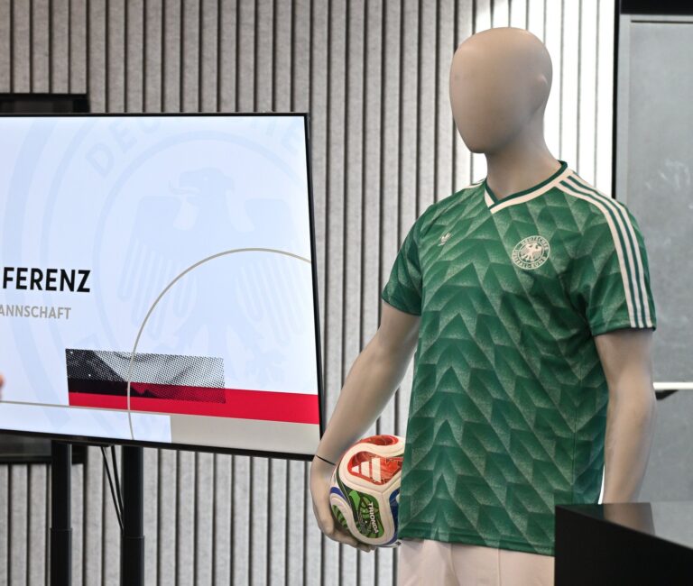 Die DFB-Elf wird in den Niederlanden in einem grünen Retro-Trikot spielen. (Archivbild)