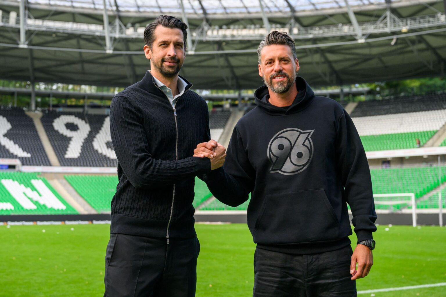 Sport-Geschäftsführer Jonas Boldt (l) und der neue Trainer Sandro Wagner bei Hannover 96.