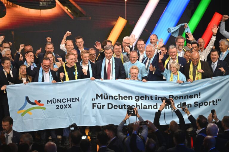 Die Wahlsieger um Bayerns Ministerpräsident Markus Söder (M) wollen die Münchner Olympia-Pläne jetzt schnell umsetzen.