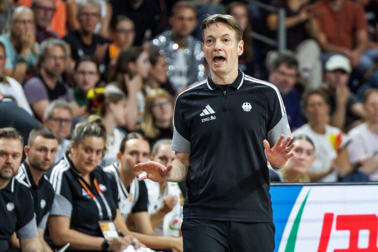 Bundestrainer Olaf Lange hat den Spielplan bei der Heim-WM kritisiert.