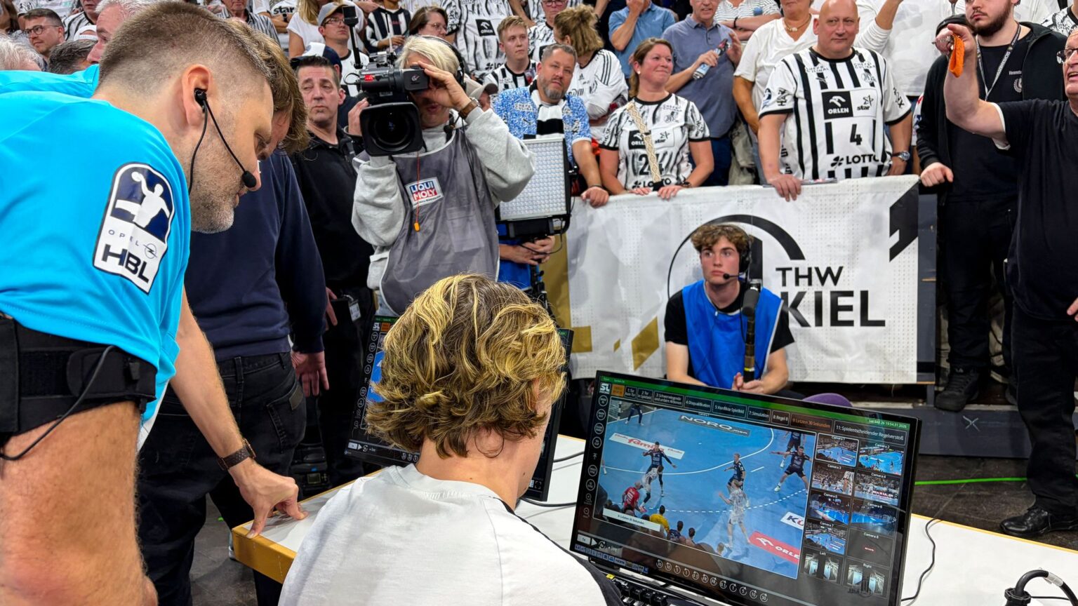Die letzte Szene des Derbys wurde am Videoschirm überprüft.