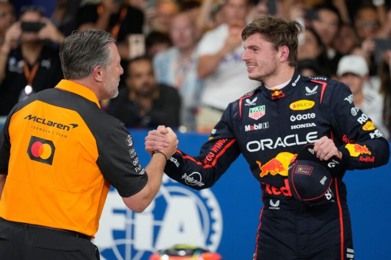 Zak Brown (l) hätte Max Verstappen gerne einmal in seinem Team. (Archivbild)