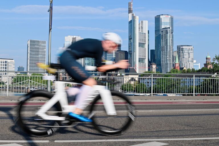 Die Triathlon-EM über die Langdistanz findet 2027 vor der Frankfurter Skyline statt. (Archivbild)