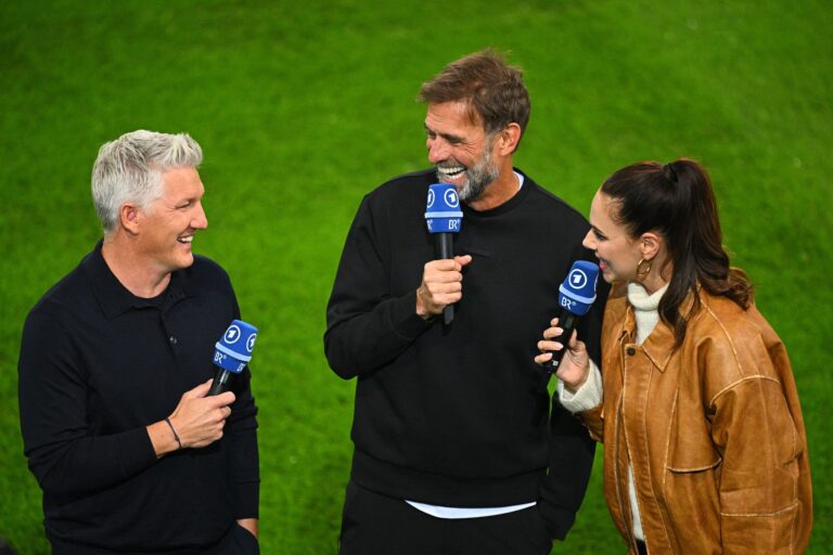 TV-Experte Bastian Schweinsteiger zusammen mit Bundestrainer Jürgen Klopp und ARD-Moderatorin Esther Sedlaczek vor dem Länderspiel gegen Griechenland.