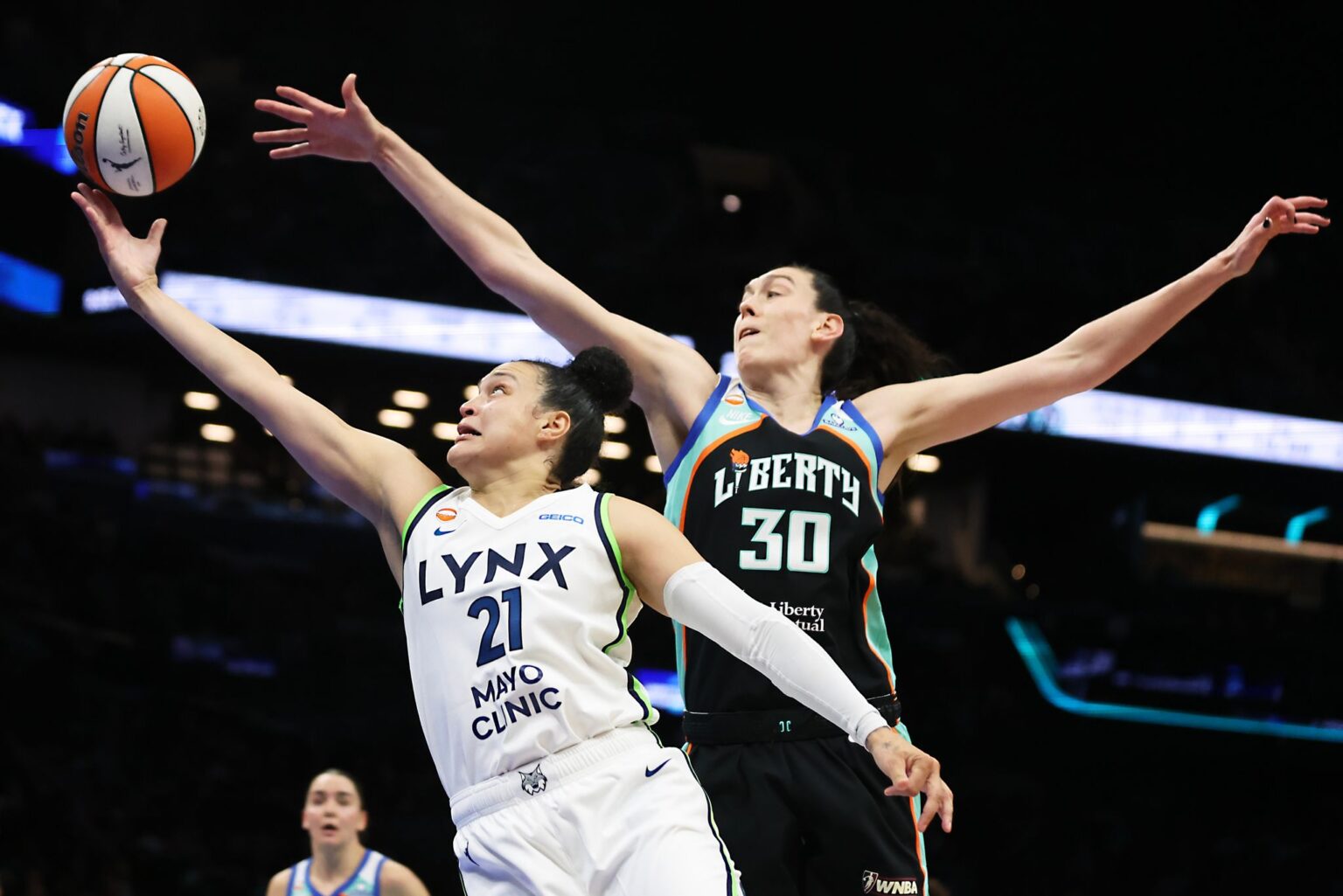 Die New York Liberty um Star-Spielerin Breanna Stewart haben sich in der ersten Playoff-Runde durchgesetzt.