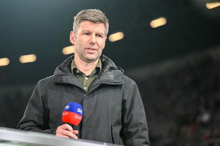Thomas Hitzlsperger erinnert sich in einem Podcast an eine schwierige Zeit vor seinem Coming-out. (Archivbild)