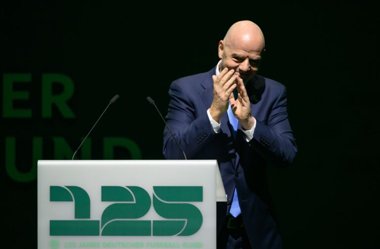 Der Druck auf FIFA-Boss Infantino wird hochgehalten. (Archivbild)