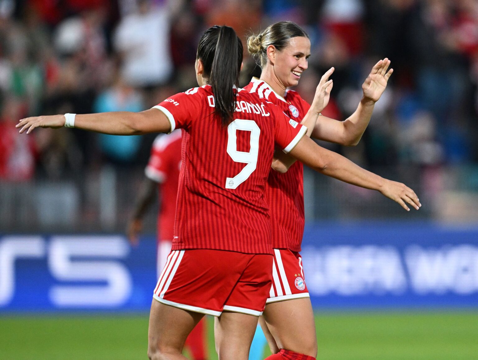 Nationalstürmerin Klara Bühl (r.): Wichtiges 1:0 bei Benfica Lissabon. (Archivbild)