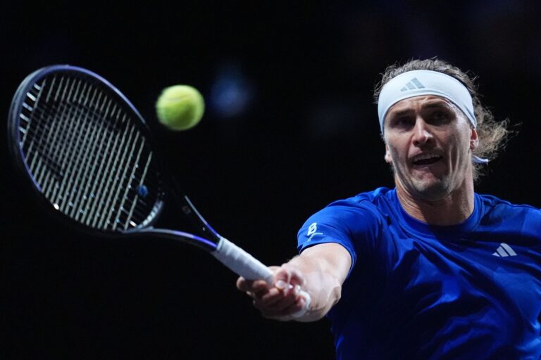 Alexander Zverev schlägt aktuell beim Laver Cup auf.