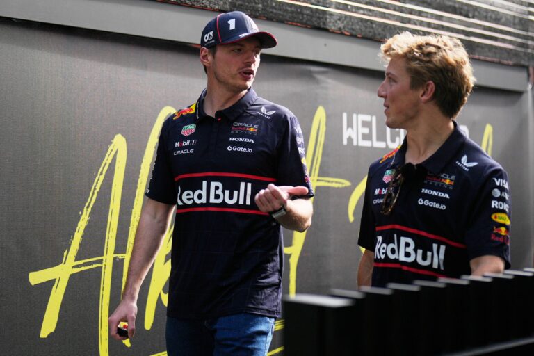 Liam Lawson (r) fährt auch in Monza mit Max Verstappen für Red Bull. (Archivbild)