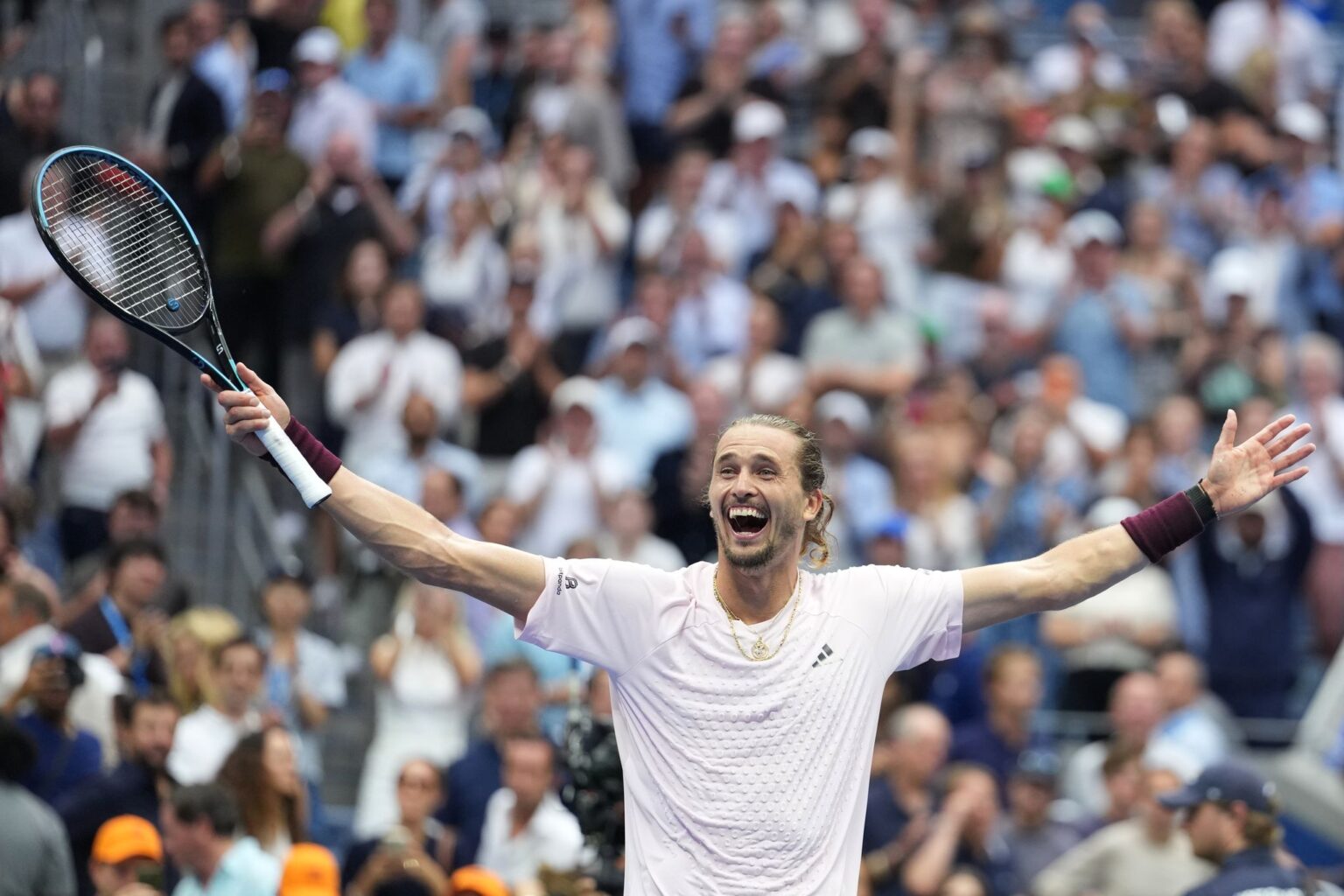 Alexander Zverev jubelt und ist überrascht.