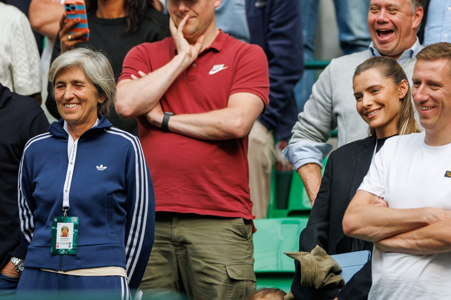 Zverevs Mutter Irina (l) hatte beim Davis Cup eine besondere Aufgabe.