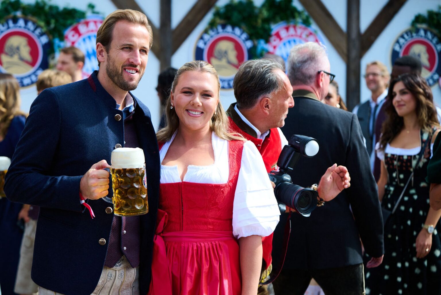 Ein Prosit auf den nächsten Tor-Rekord: Harry Kane mit Ehefrau.