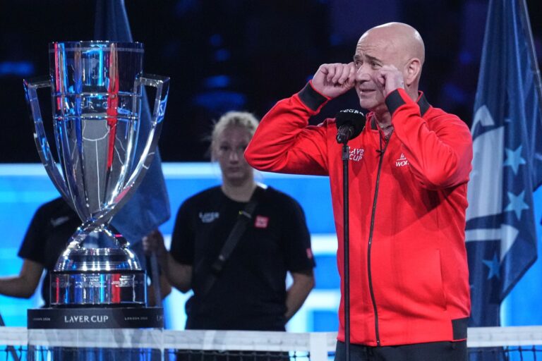 Andre Agassi nimmt Alexander Zverev auf den Arm.