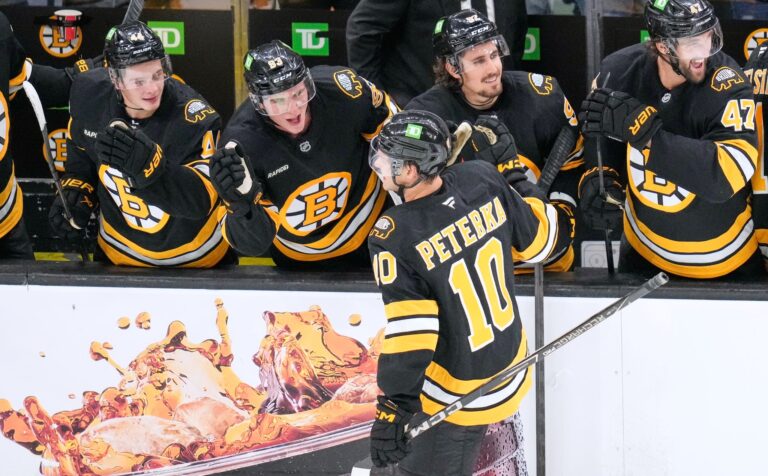 Peterka traf bei seinem Debüt für Boston zum 2:0.