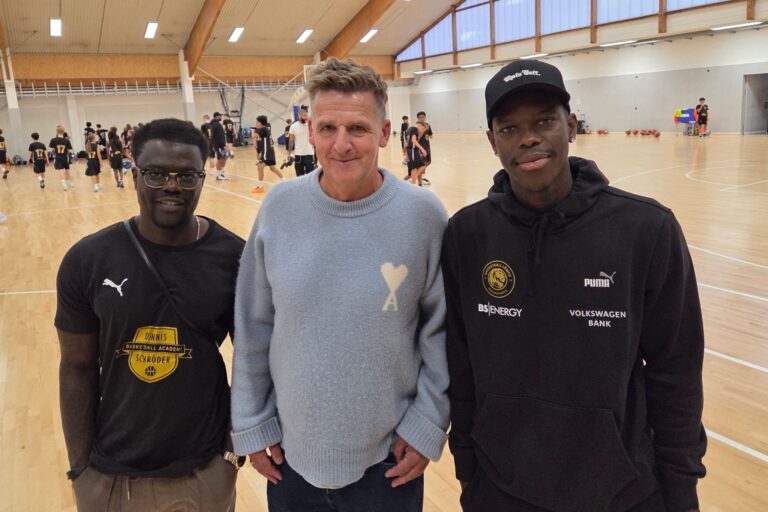 Dennis Schröder (r) freut sich immer noch auf die NBA und will mit Partnern wie dem früheren Handball-Nationalspieler Mannhard Bech (m) Kinder für den Sport begeistern.