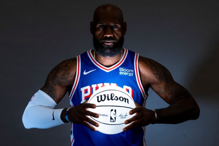 LeBron James spielt zukünftig im blauen Trikot der 76ers.