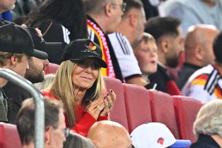 Familiäre Unterstützung für den neuen Bundestrainer: Ehefrau Ulla Klopp und sein Sohn Marc Klopp saßen beim ersten Heimspiel gegen Griechenland in Augsburg auf der Tribüne.