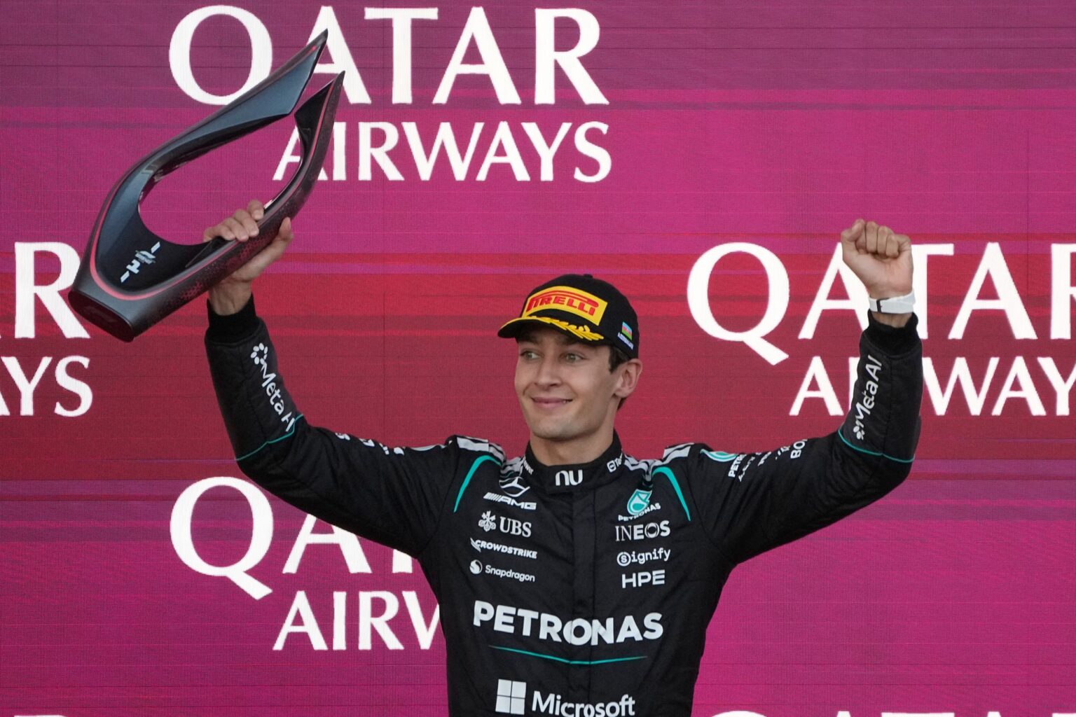 George Russell feiert in Baku einen Zittersieg.