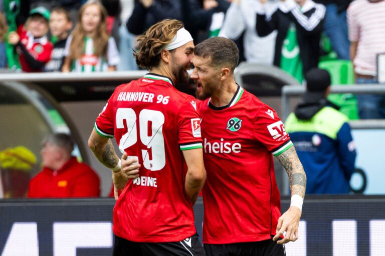 Jubel bei Hannover 96: Marcel Hartel (r) freut sich zusammen mit Kolja Oudenne über sein Tor zum 2:0 gegen den VfL Bochum.
