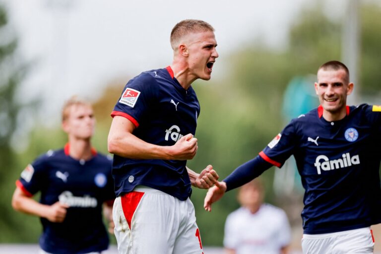 Der Kieler Phil Harres bejubelt seinen Elfmeter-Treffer zum 1:0.