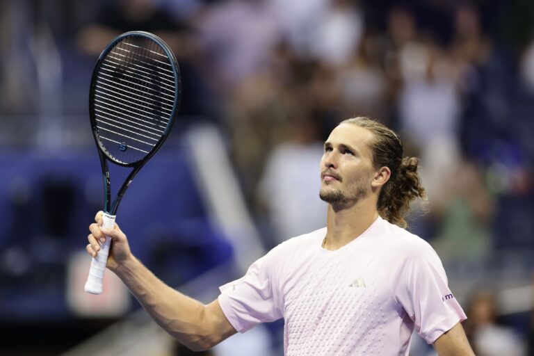 Alexander Zverev verabschiedet sich vom Publikum.