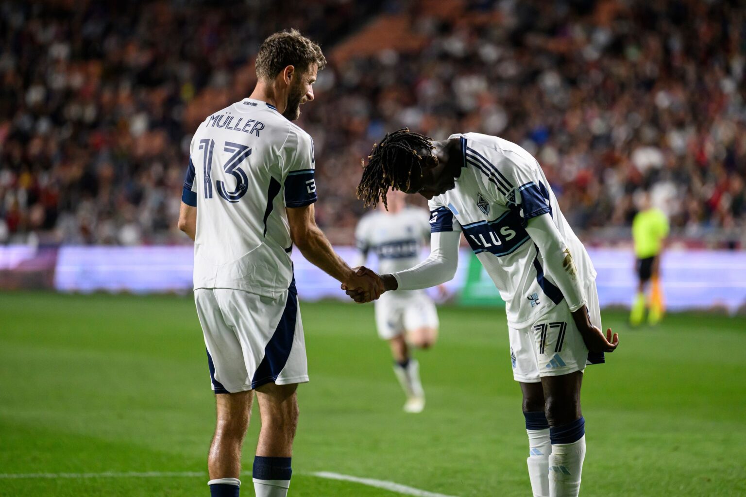 Thomas Müller (l) und Yadaly Diaby feiern den Sieg der Vancouver Whitecaps.