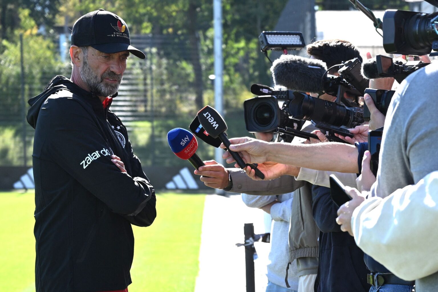 Jürgen Klopp stellt sich beim Abschlusstraining spontan für Reporterfragen.