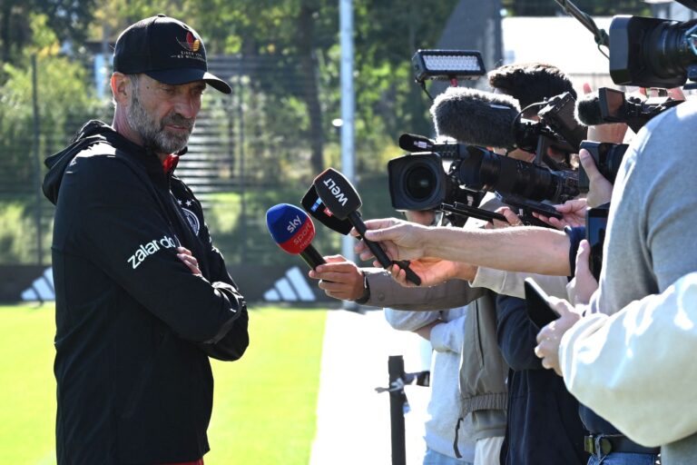 Jürgen Klopp stellt sich beim Abschlusstraining spontan für Reporterfragen.