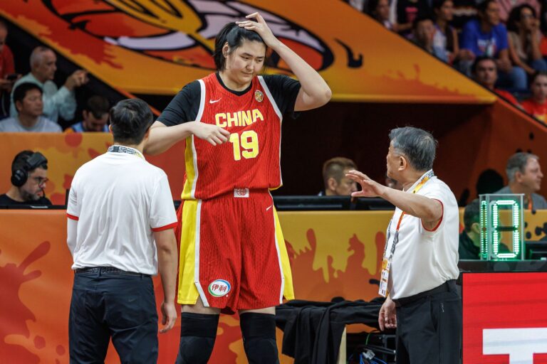 Die Chinesin Zhang Ziyu ist die mit Abstand größte Basketballerin bei der WM in Berlin. (Archivbild)