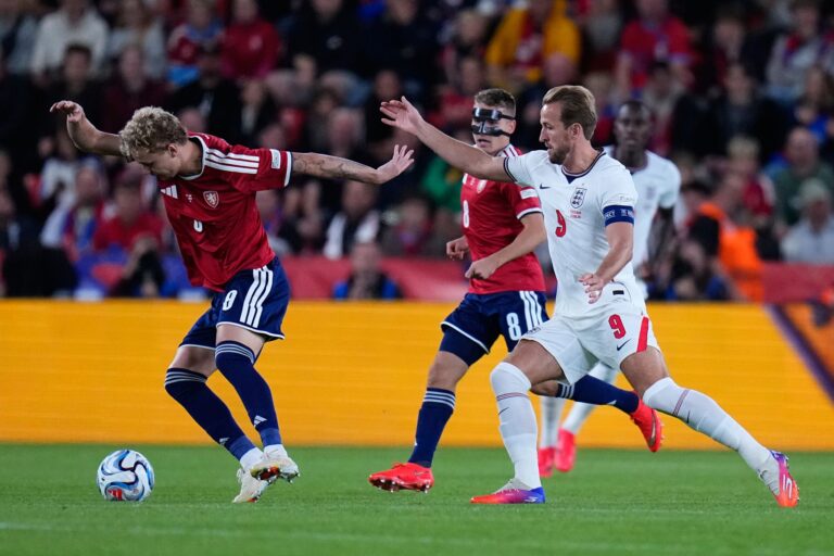 Harry Kane (rechts) traf erneut für England.