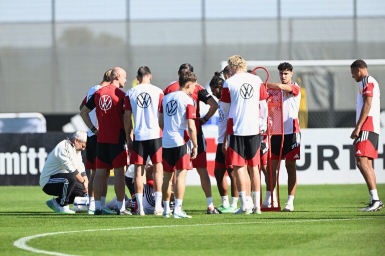 Schreckmoment: Nico Schlotterbeck muss beim DFB-Training behandelt werden.