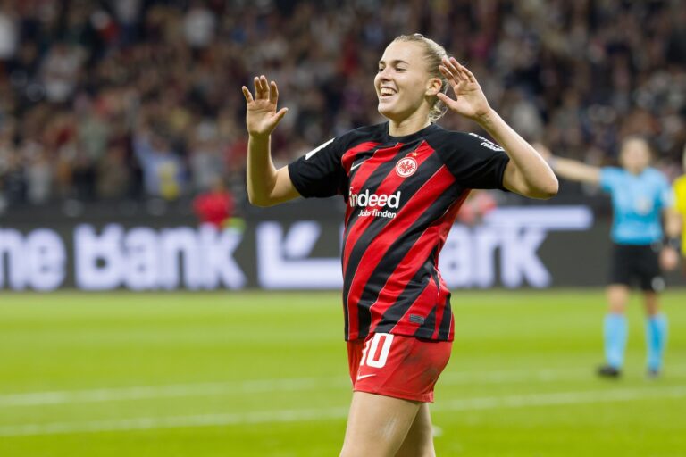 Torschützin Laura Freigang und ihr Team dürfen weiter auf der internationalen Bühne spielen.