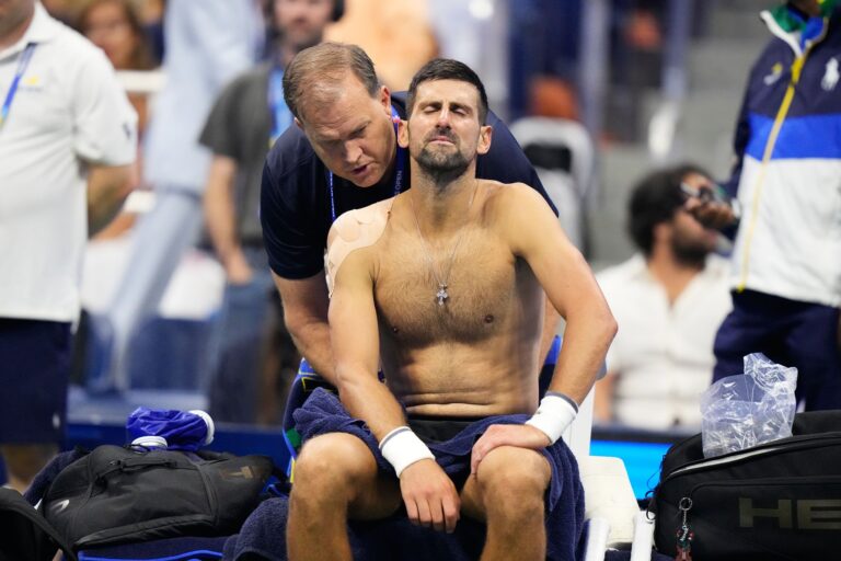 Novak Djokovic wird bei seinem Erstrundenaus am Rücken behandelt.