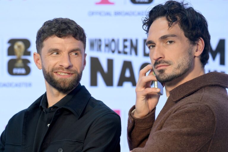 Thomas Müller (l) und Mats Hummels haben in Portugal investiert. (Archivbild)