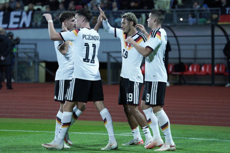 Die deutsche U21 um Paris Brunner (2.v.r.) jubelt über den Sieg in Lettland.