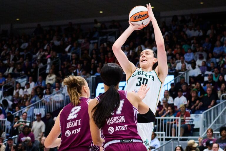 Breanna Stewart (rechts) ist nun auf Rang acht der ewigen Scorerliste in der WNBA.