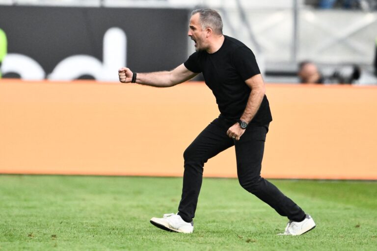 Trainer Manuel Baum hat den FC Augsburg erstmals an die Tabellenspitze der Fußball-Bundesliga geführt.