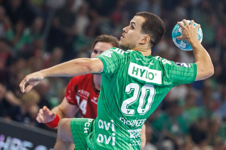 Nationalspieler Tim Freihöfer erzielte acht Tore für die Füchse gegen Burgan (Archivbild)