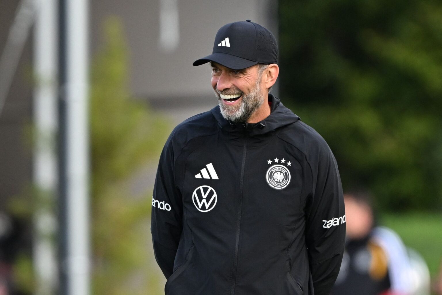 Jürgen Klopp erzählt launig, dass er die Nationalhymne singen kann.