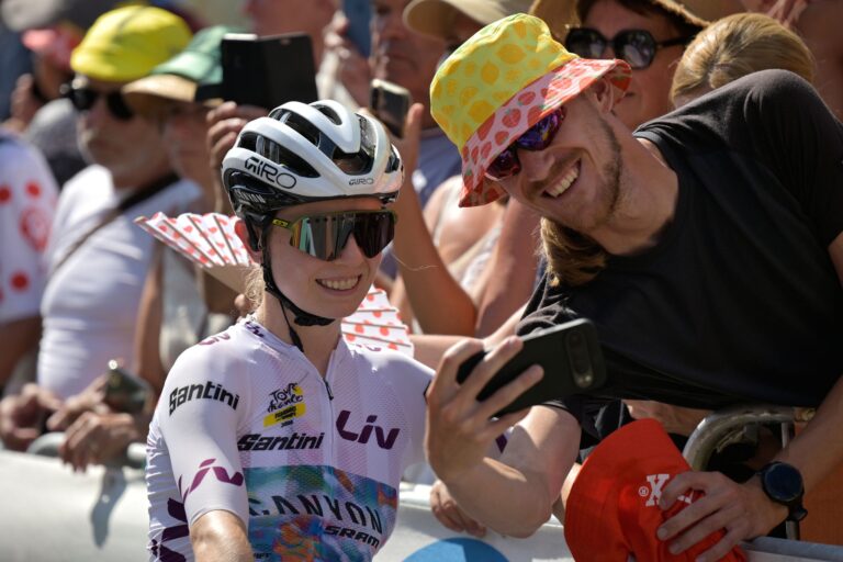 Selfies mit den Fans: Für Antonia Niedermaier ist das nicht mehr ungewöhnlich. (Archivbild)