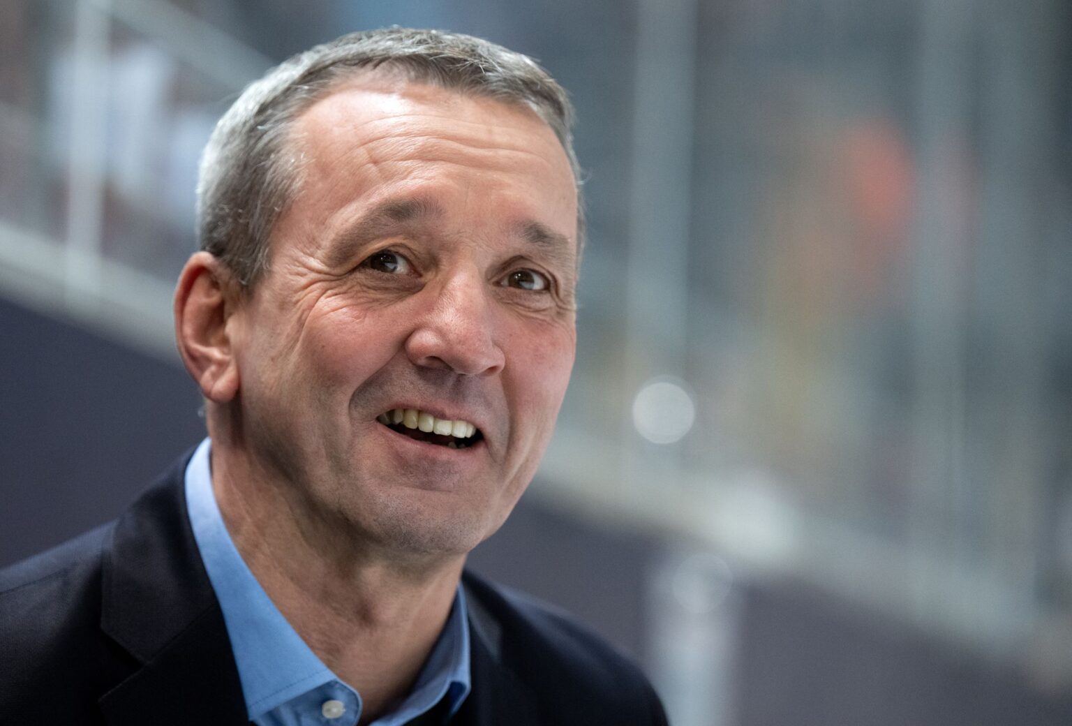 Krefelds Coach Thomas Popiesch bekam es zum DEL-Start mit seinem langjährigen Ex-Club zu tun. (Archivbild)