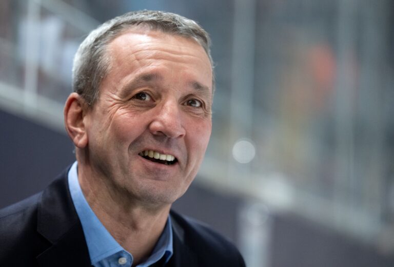 Krefelds Coach Thomas Popiesch bekam es zum DEL-Start mit seinem langjährigen Ex-Club zu tun. (Archivbild)
