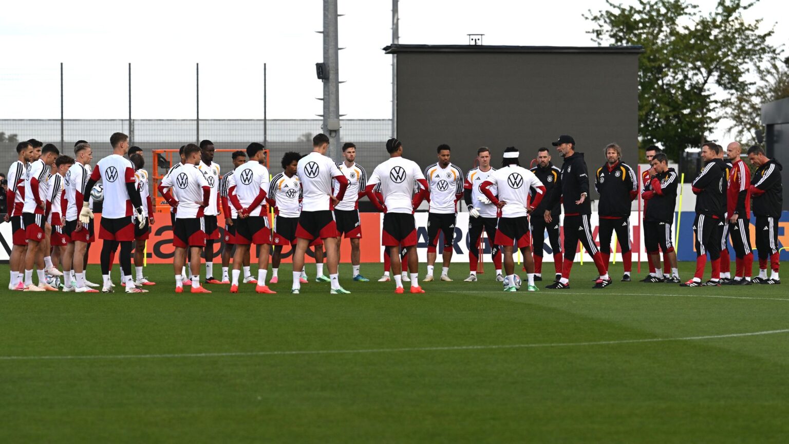 Jürgen Klopp richtet vor dem ersten Teamtraining eine Ansprache an die Nationalspieler.