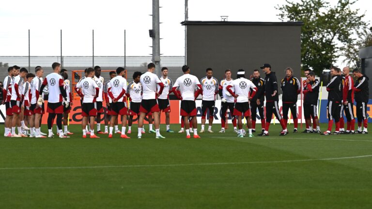 Jürgen Klopp richtet vor dem ersten Teamtraining eine Ansprache an die Nationalspieler.