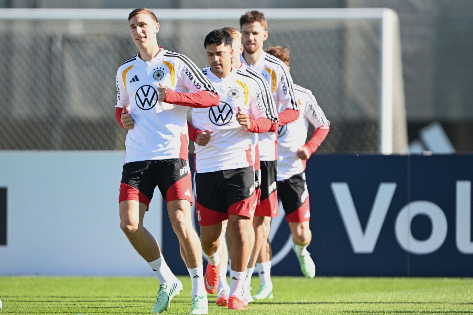 Nico Schlotterbeck (l) kommt nach seiner schweren WM-Verletzung langsam wieder in Form.
