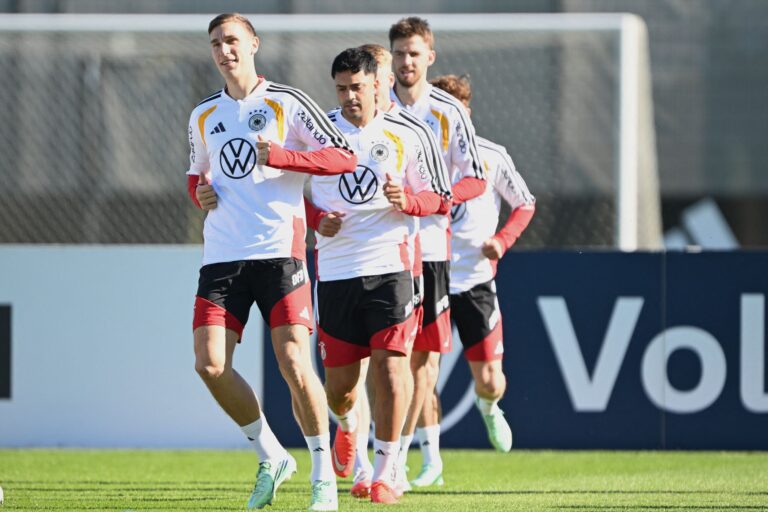 Nico Schlotterbeck (l) kommt nach seiner schweren WM-Verletzung langsam wieder in Form.