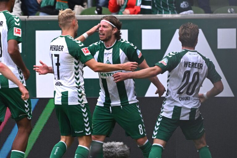Mitchell Weiser von Werder Bremen (M) jubelt nach seinem Tor zum 3:2 gegen den FC Augsburg.