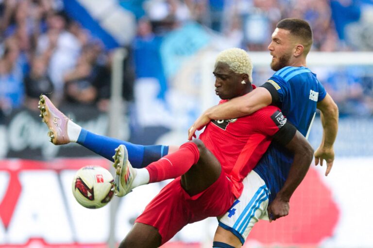 Schalker und Elversberger lieferten sich viele enge Duelle.