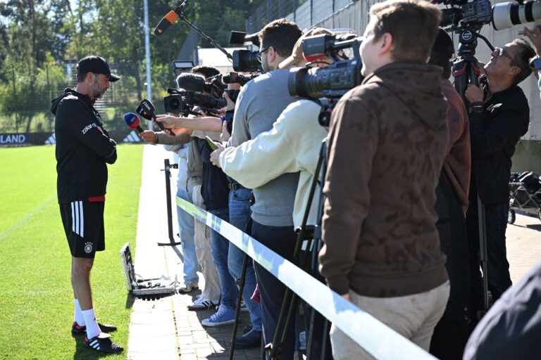 Jürgen Klopp spricht beim DFB-Training.